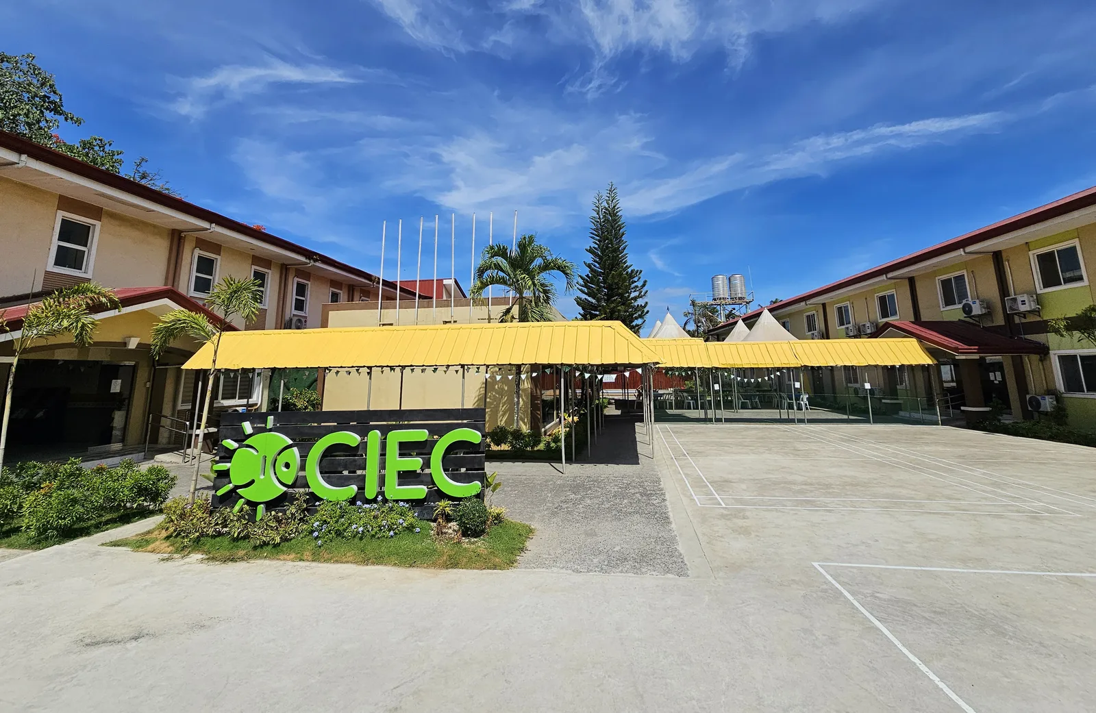 校门与运动场 — CIEC 菲律宾英语游学