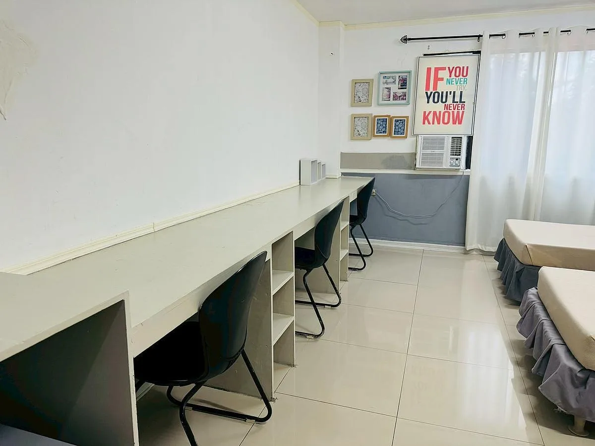 MK Language School 宿舍内部书桌床铺 — MK Language School 伊洛伊洛菲律宾英语游学