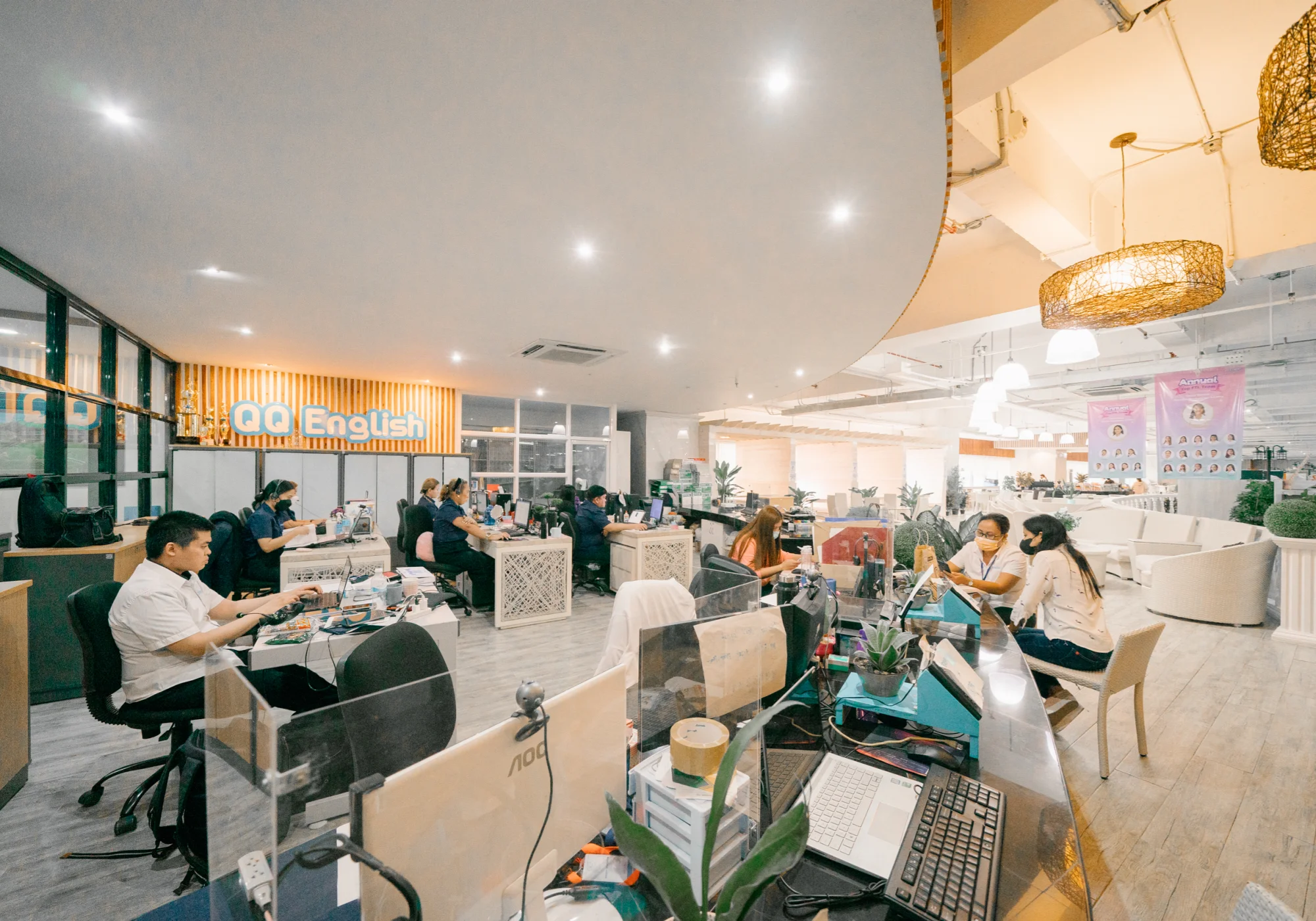 QQ English IT Park 校区前台空间 — QQ English 菲律宾英语游学